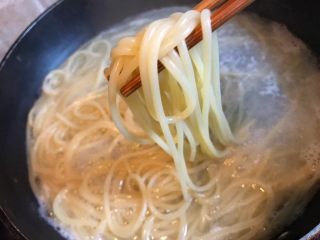 3、奶油培根意大利面,捞出意面放入盆中，加入橄榄油搅拌均匀备用