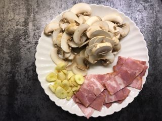 4、奶油培根意大利面,口蘑切片，培根切小片，大蒜切片备用