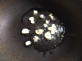 5、奶油培根意大利面,锅内放少许油后加入大蒜爆香