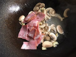 7、奶油培根意大利面,加入培根翻炒