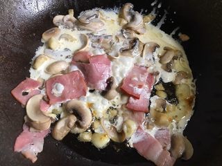 8、奶油培根意大利面,加入淡奶油