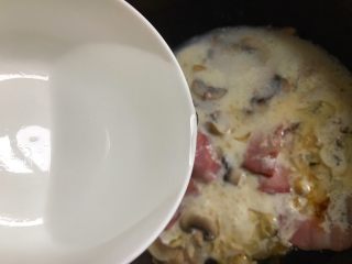 9、奶油培根意大利面,加入半碗开水