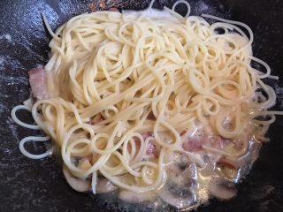 12、奶油培根意大利面,将意大利面加入汤汁中拌均