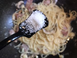 13、奶油培根意大利面,加入一勺盐