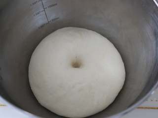 2、自制培根披萨,搭湿布，将面盆放置温暖处进行发酵。当面团发酵至两倍大时，用手指沾面粉，轻轻地在面条上扎个洞，面团不回缩、不塌陷即可。