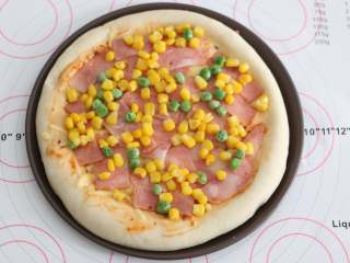 10、自制培根披萨,再撒上玉米粒、豌豆粒。
