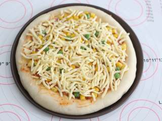 11、自制培根披萨,最后再撒上一层芝士碎。