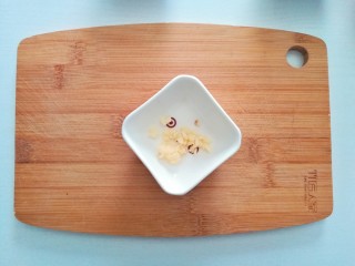 3、蒜香笋干炒肉,蒜瓣拍碎去壳，切成蒜蓉备用