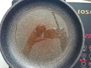 5、蒜香笋干炒肉,起锅倒入适量的植物油