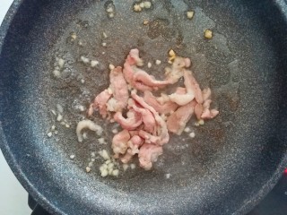 8、蒜香笋干炒肉,翻炒至断生