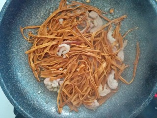 9、蒜香笋干炒肉,倒入已经泡发好的笋干翻炒2分钟左右