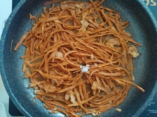 11、蒜香笋干炒肉,煮至收干水分，下入盐翻炒均匀，少盐对健康更有益。