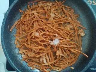 12、蒜香笋干炒肉,下入糖，翻炒均匀后，即可关火出锅