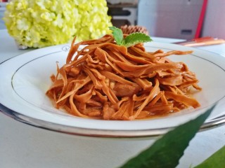 13、蒜香笋干炒肉,出锅后装盘，用薄荷叶装饰下，即可食用哦。