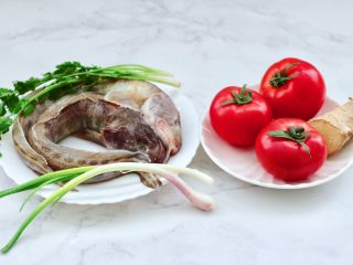 1、番茄黑鱼片,首先备齐所有的食材，番茄是表妹家自己种的，味道太棒了。