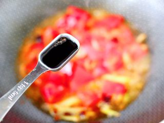 6、番茄黑鱼片,这个时候加入生抽调味调色。