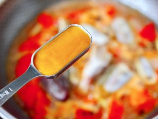 9、番茄黑鱼片,加入酸汤酱调味。