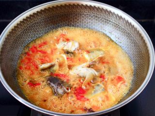 12、番茄黑鱼片,看见锅中汤汁变得越来越粘稠时。