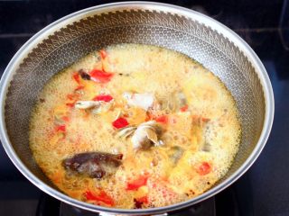 10、番茄黑鱼片,大火烧开后转中火继续炖煮至15分钟左右。