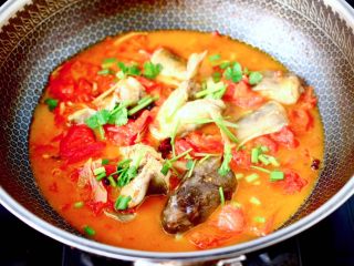 15、番茄黑鱼片,上面撒上葱花和香菜段，即可关火。