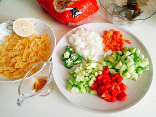 3、一碗面条～泰式鲜虾拌面,各种菜切成丁 