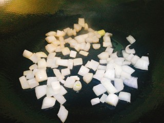 4、一碗面条～泰式鲜虾拌面,锅中油热下洋葱丁炒香