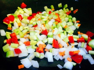 5、一碗面条～泰式鲜虾拌面,放入其他蔬菜丁 加少许盐翻炒