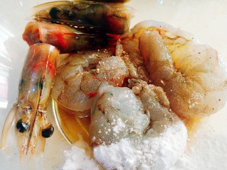 8、一碗面条～泰式鲜虾拌面,加生抽胡椒粉 生粉拌匀