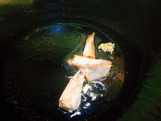 9、一碗面条～泰式鲜虾拌面,锅中油热虾虾头炒出油