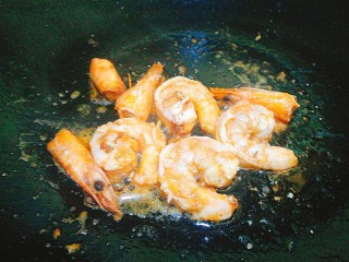 10、一碗面条～泰式鲜虾拌面,倒入虾肉 两面焦黄盛出