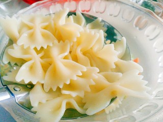 13、一碗面条～泰式鲜虾拌面,蝴蝶面煮15分钟 捞出放在蔬菜丁碗中