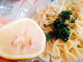 15、一碗面条～泰式鲜虾拌面,挤入柠檬汁