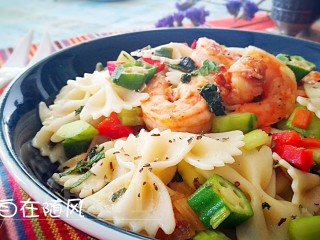 17、一碗面条～泰式鲜虾拌面,盛盘 吃起来????