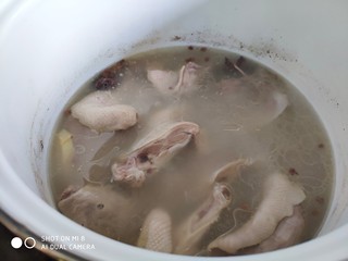 6、山药红枣老鸭汤,小火炖至汤浓肉烂。一锅鲜美的鸭汤炖好了。由于一锅鸭汤量有点多，我盛出了一半鸭汤炖了山药，如果只是炖红枣山药，可以一开始就直接把红枣放入汤里炖。