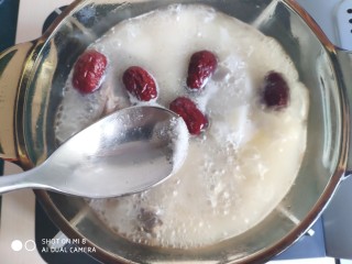 10、山药红枣老鸭汤,尝尝汤如果不咸再加入少许盐。