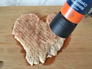 3、培根奶酪鸡肉卷,在单面撒上研磨的玫瑰盐和黑胡椒。