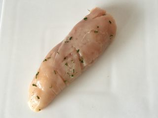 6、培根奶酪鸡肉卷,把鸡肉裹着奶酪卷起来。