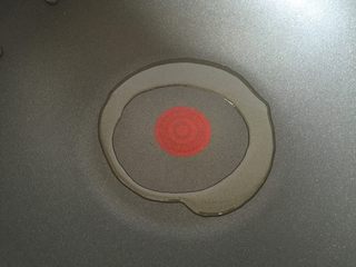 10、培根奶酪鸡肉卷,加热至红点变红，倒入食用油。