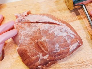 1、日式炸猪排,猪排洗干净，沥干水，用锤子把猪肉敲松，反复两面敲
