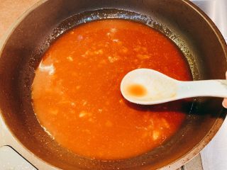 5、日式炸猪排,倒入锅里，小火煮5分钟，勺子要不停一起搅动，煮至稍微浓稠就可以了