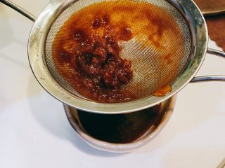 6、日式炸猪排,倒出来时用过滤网过滤