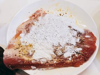 7、日式炸猪排,猪排双面裹上玉米淀粉