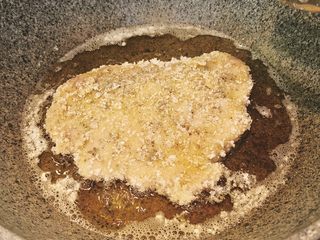 11、日式炸猪排,要时不时均匀翻两面