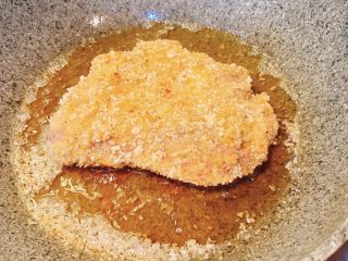 12、日式炸猪排,炸至双面金黄出锅，大约15-20分钟，中途可用牙签插入测试肉是否熟了