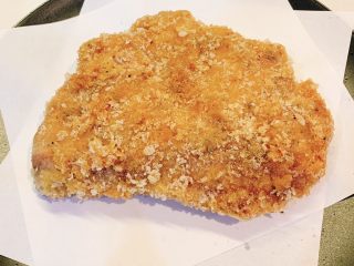 13、日式炸猪排,出锅后切开等待沥干油，淋上蘸猪排酱配上米饭即可（家里有沥油架，最好放在沥油架上）