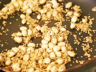 2、武汉小吃 糯米包油条,花生米、白芝麻，放入平底锅小火炒香，直至变为金黄色即可拿出放凉。