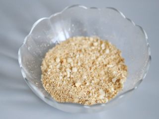 3、武汉小吃 糯米包油条,用料理机将放凉的花生米、白芝麻打成粗粉状，并加入白砂糖搅拌均匀，备用。