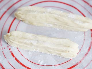 7、武汉小吃 糯米包油条,切好的面皮两两叠在一起，拿一根筷子，在中间压紧，两端用手捏紧。