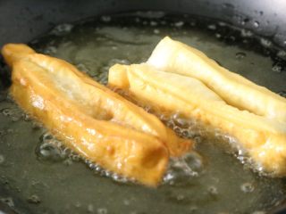 8、武汉小吃 糯米包油条,油锅烧热，将造型好的油条放入油锅浸炸，直至油条蓬松成金黄色，捞出沥干油备用。