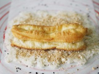 12、武汉小吃 糯米包油条,放上一根炸好的油条。